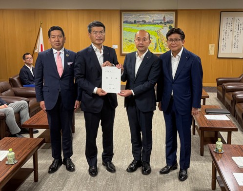 「県への提言書」を県知事に手交